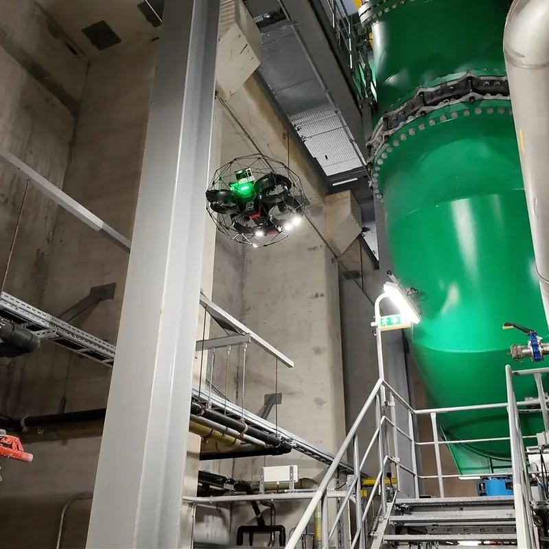 flyability elios fliegt an kuehlwasserleitung